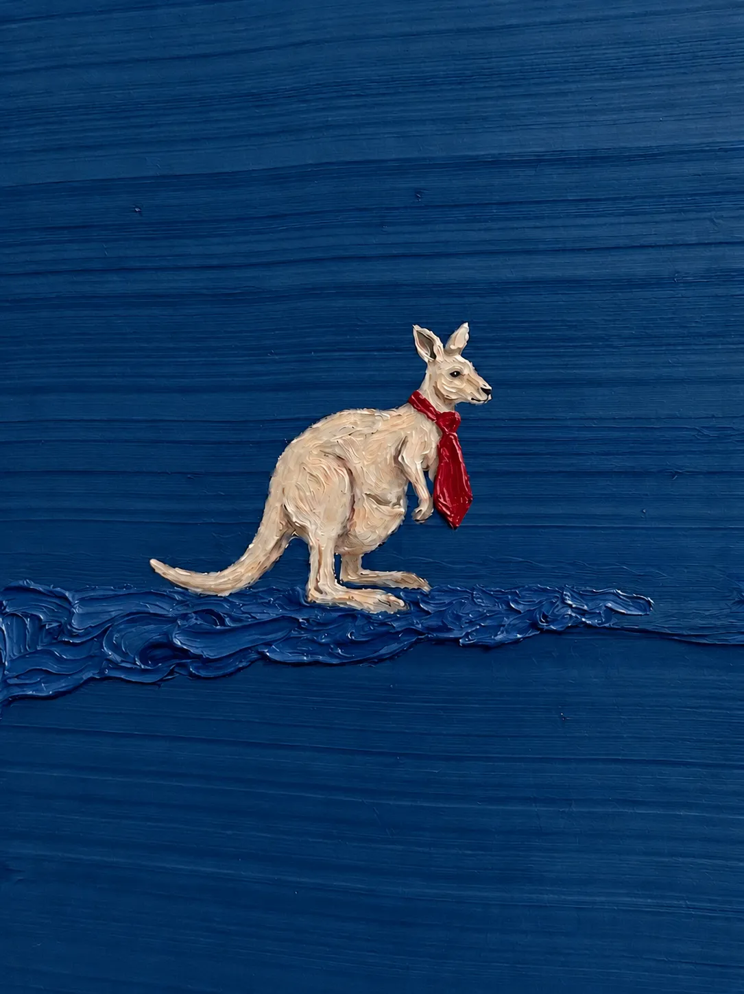 Pintura al óleo de un canguro con corbata roja sobre fondo azul
